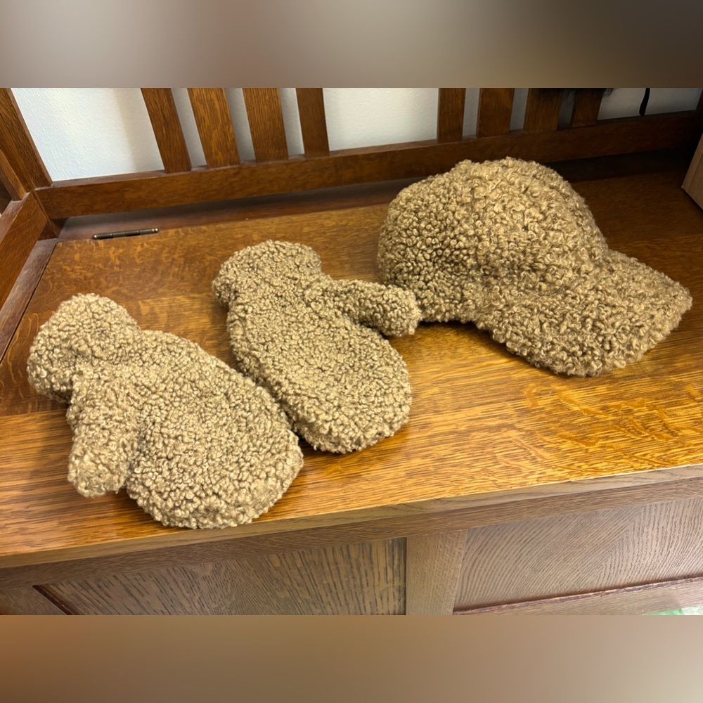 COZY bouclé baseball style hat and mitts.